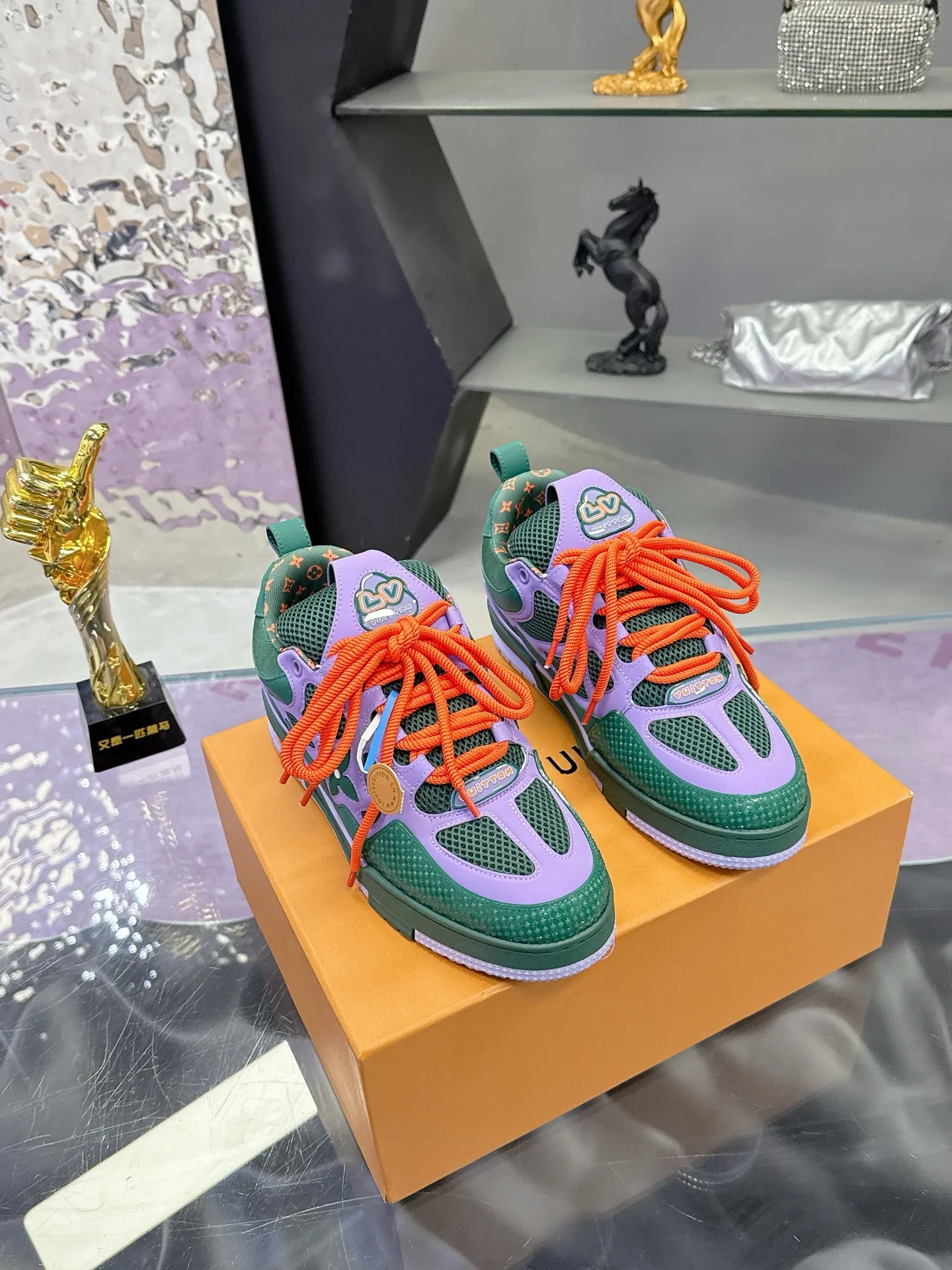 Factory price: 760💰 𝙇𝙑 𝟐𝟎𝟐5 𝐒𝐒 𝐧𝐞𝐰 Officially synchronized new colors💗 Louis Vuitton catwalk skateboard shoes are a hit, LOUIS VUITTON Trainer is undoubtedly one of the most successful Sneakers launched by luxury brands, but the pace of exploration will not stop. LOUISVUITTON will also bring a new series of skateboard shoes in the spring of 2025. The new series in the picture returns to the 90s Chunky Skate Shoes look and feel. The uppers are made of leather and mesh. The fat silhouette and thick shoelaces are very eye-catching. It is expected to have quite a few colors like the Trainer. Judging from the previous DIOR show skate shoes, this chunky style may be even stronger next year.  💎 LV small bread series LV bread shoe series 😘 Couple model Size: Female 35-40 Male 39-44, customized 45, 46